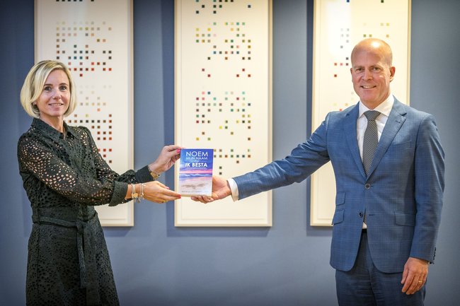 Overhandiging eerste exemplaar boek Natasja Geyteman aan Raymond Knops